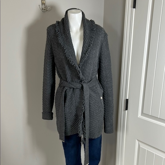 White House Black Market Fringe Shawl Sweater Coat Grey Pockets Belt Sz S - Picture 5 of 16